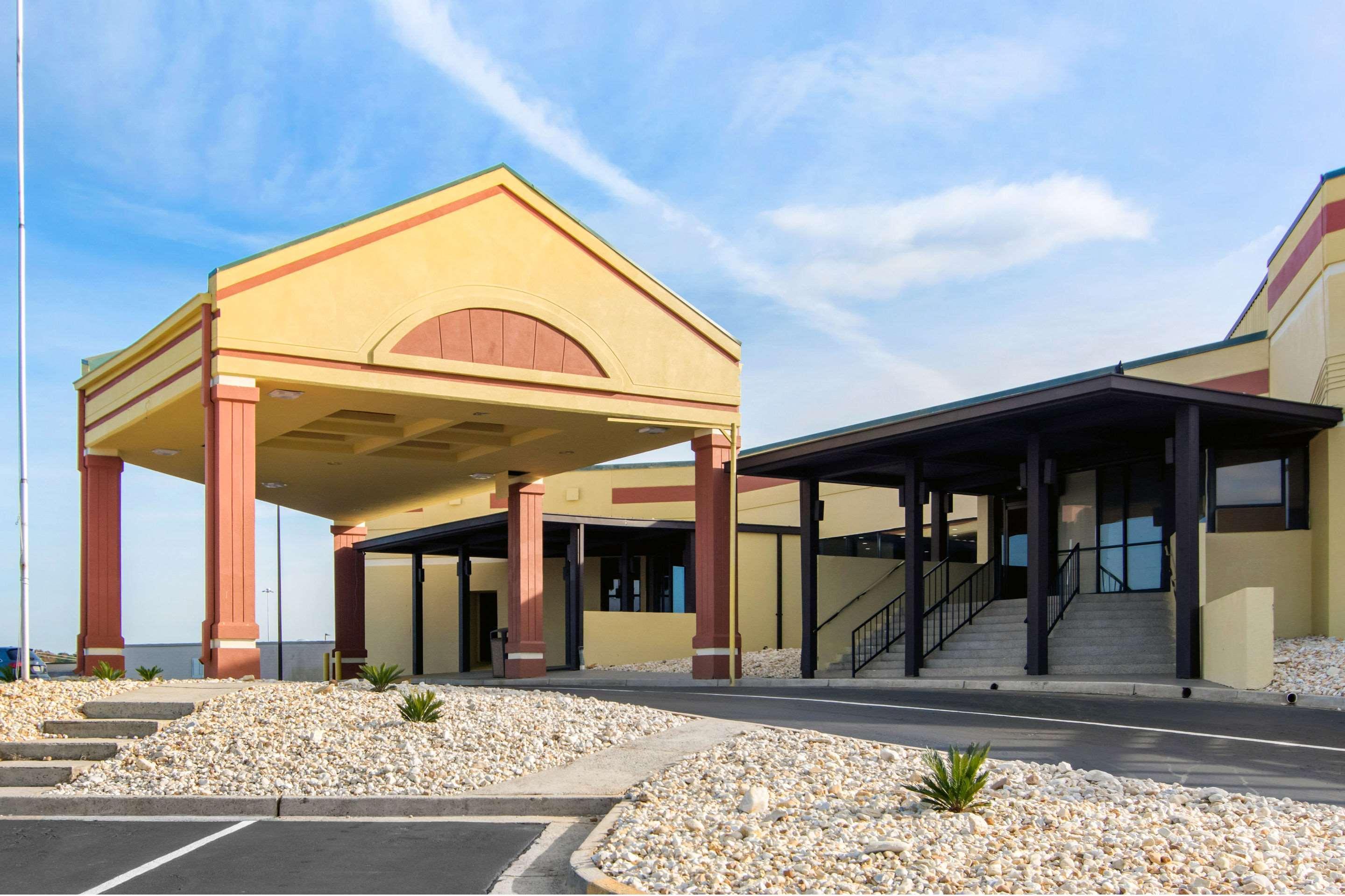 Suburban Studios Macon Luaran gambar